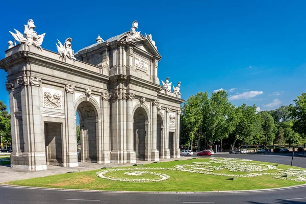 Puerta de Alcal A Grand anıt İspanyol hükümdarları — Stok fotoğraf