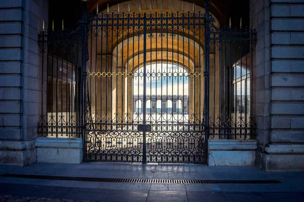 Madrid, Spanje - 17 juni: De poorten van het Koninklijk Paleis in Madri — Stockfoto