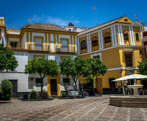 Blick auf die Straße in Sevilla an einem heißen Sommertag mit blauem Himmel — Stockfoto