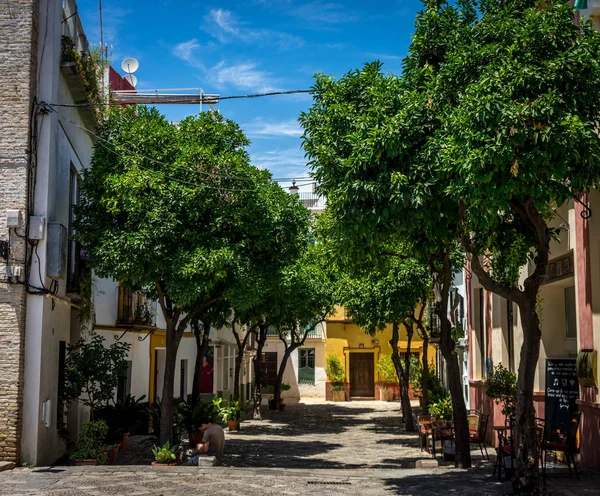 Een uitzicht op de straat in Sevilla op een hete zomerdag met een blauwe hemel — Stockfoto