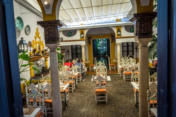 Bir restoran Seville, İspanya, Avrupa'nın içinde görüntülemek