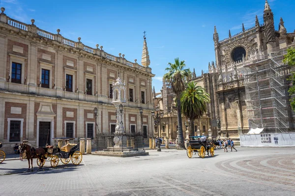 Vista lateral da catedral em Sevilha, Espanha, Europa . — Fotografia de Stock