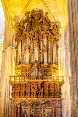 Sevilla Katedrali ve La Giralda (çan çekici içinde boru organ