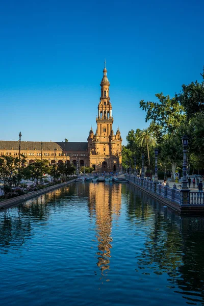 La torre en plaza de espana con reflejo en el agua en Sevilla — Foto de Stock