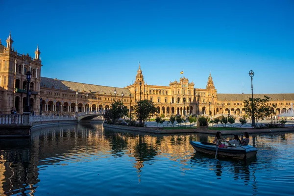 Barco acuático en plaza de espana en Sevilla, España, Europa — Foto de Stock