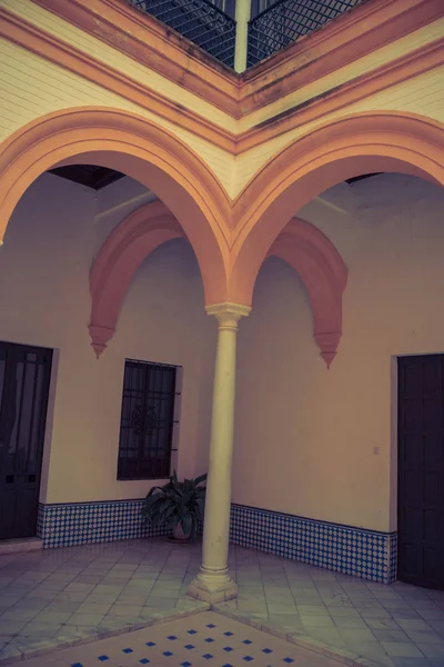Четыре арки и колонна в Севилье, Испании, Европе — стоковое фото