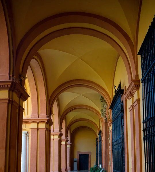 Oker plafond van een gebouw in Sevilla, Spanje, Europa — Stockfoto