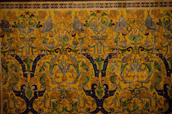 Sarı tasarım deseni bir duvar, bir bina Sevilla, İspanya,