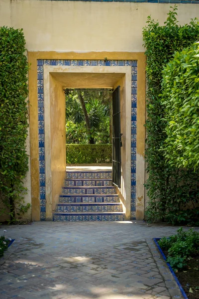 Passos que levam a um jardim em Sville, Espanha, Europa — Fotografia de Stock