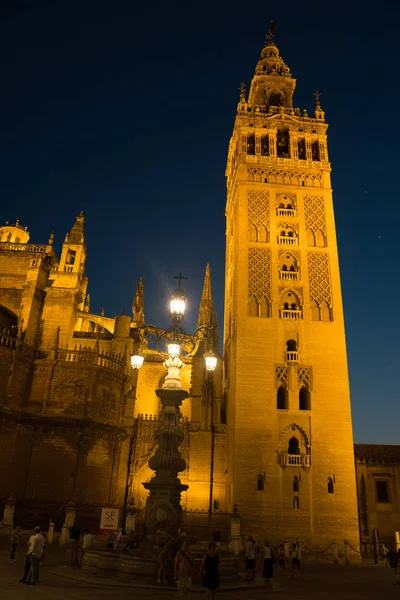 Zvonice Giralda rozzářily v noci v Seville, Španělsko, Evropa — Stock fotografie