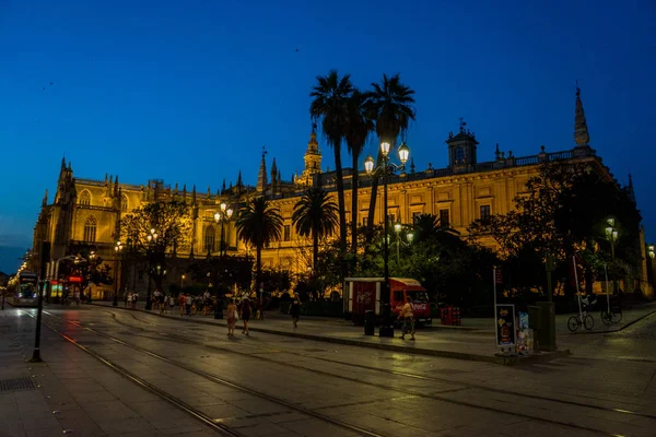 Gotische kathedraal in de nacht in Sevilla — Stockfoto