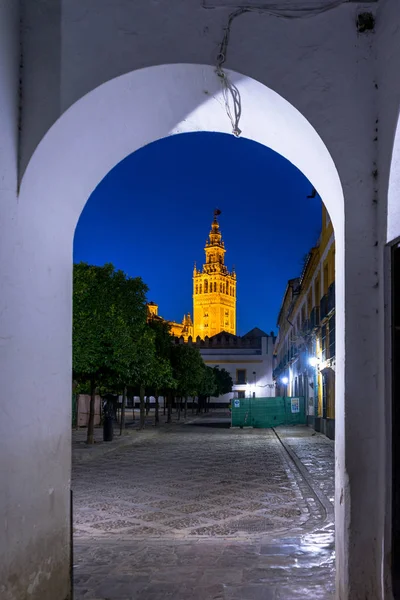 El campanario Giralda iluminado por la noche en Sevilla, España, Europa — Foto de Stock