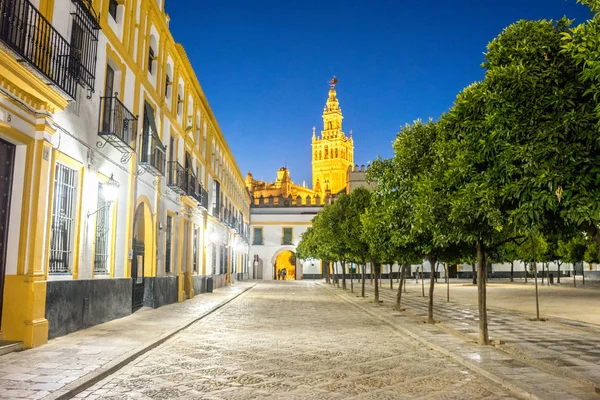 The Giralda bell tower lit up at night in Seville, Spain, Europe — Stock Photo, Image
