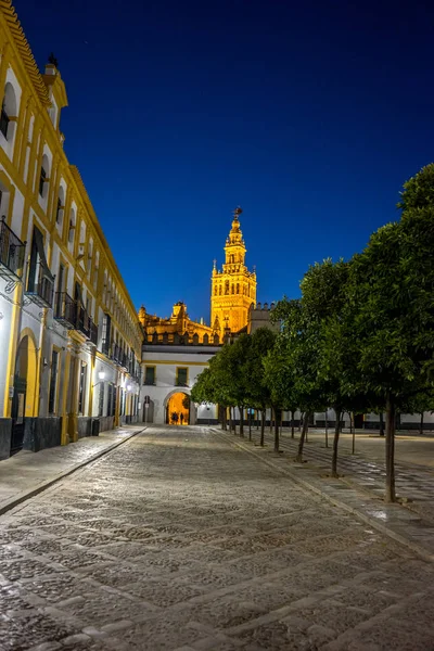 'S nachts verlicht de klokkentoren Giralda in Sevilla, Spanje, Europa — Stockfoto