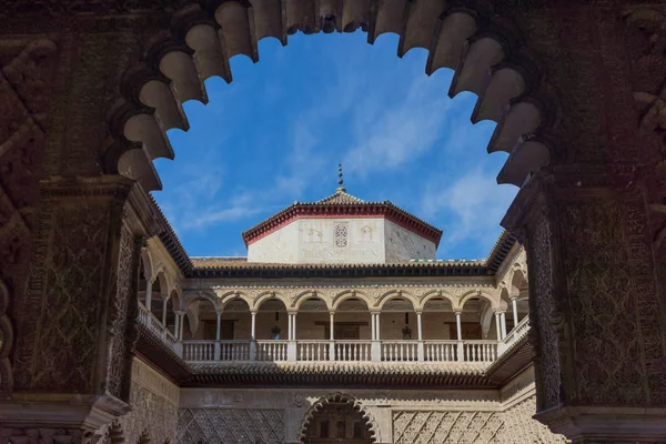 Dôme mauresque à travers l'arche pointue à Séville, Espagne, Euro — Photo