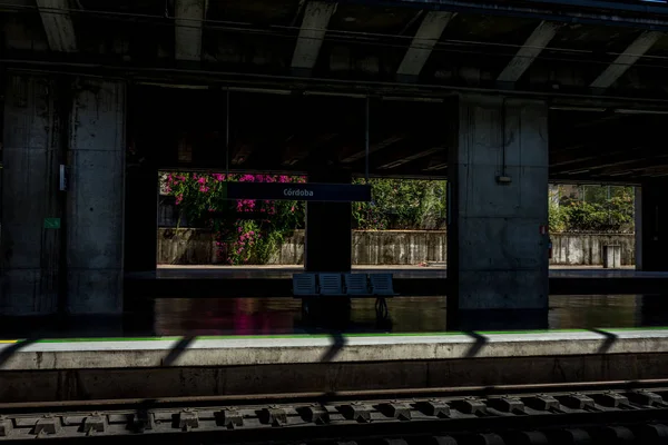 Córdoba, Espanha - 20 de junho: lugares sentados na ferrovia de Córdoba — Fotografia de Stock