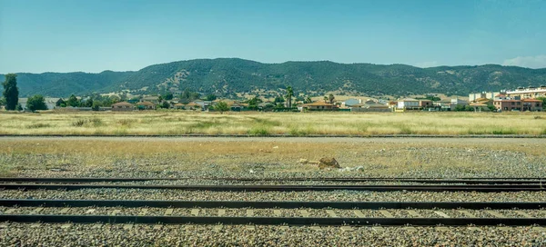 Berge und Gras auf der spanischen Landschaft von Cordoba, Spanien — Stockfoto