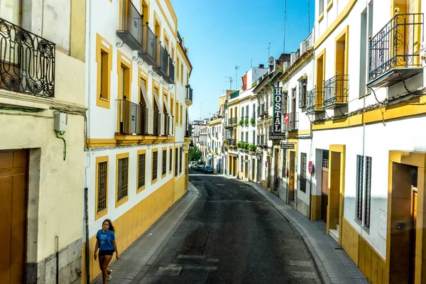 Cordoba, İspanya - 20 Haziran: sokaklarda yürüyen bir yalnız kişi 