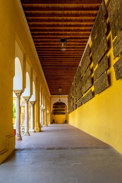 Passage in de buitenkant van de moskee kerk van Cordoba, Spanje, — Stockfoto