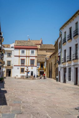 Cordoba, İspanya - 20 Haziran: sokaklarda yürüyen bir yalnız kişi 