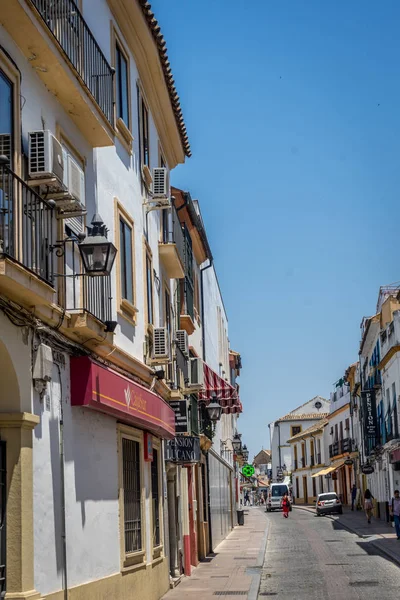 Cordoba, Spanje - 20 juni: Een alleenstaande persoon lopen op straat — Stockfoto