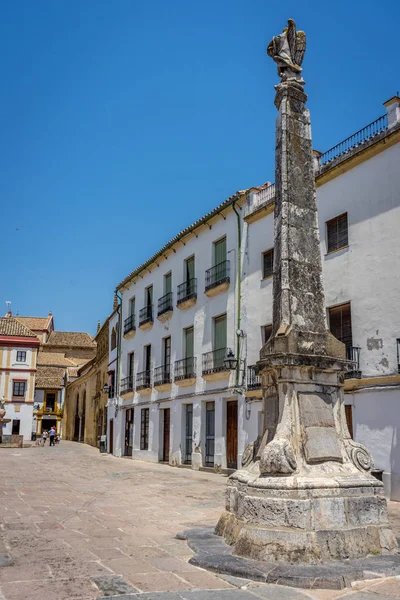 Cordoba, spanien - 20. juni: ein minarettturm auf den straßen von cor — Stockfoto