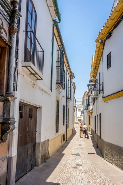 Cordoba, Spanje - 20 juni: Een eenzame paar lopen op straat — Stockfoto