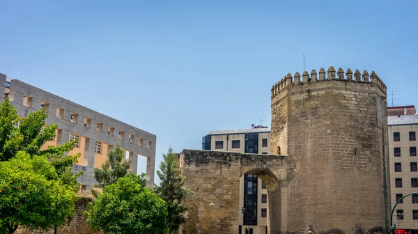 Az ősi város kapuhoz és a tower a város Cordoba, — Stock Fotó
