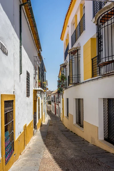 Cordoba, Spanje - 20 juni: De lege straten van Cordoba op juni — Stockfoto