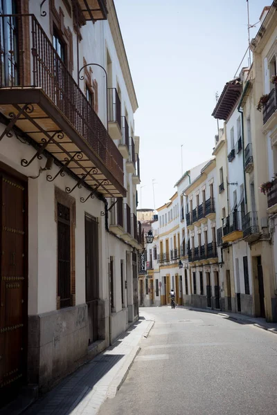 Кордова, Испания - 20 июня: одинокий человек, идущий по улицам — стоковое фото