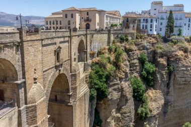 Bir geçit olarak şehir Ronda İspanya'nın, sıcak bir yaz günü Avrupa