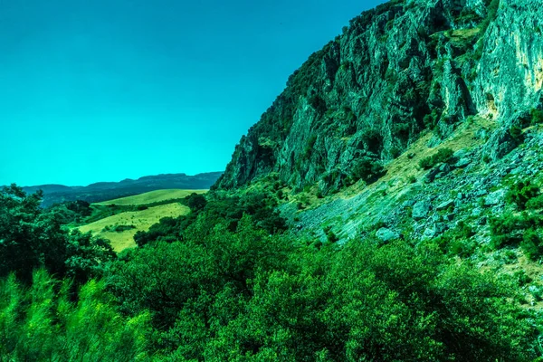 Πράσινο, βουνά, αγροκτήματα και πεδία στα περίχωρα της Ρόντα — Φωτογραφία Αρχείου