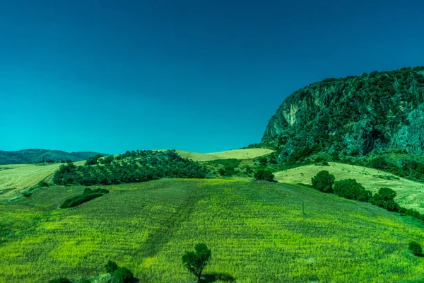 Zieleni, góry, gospodarstw rolnych i pól na obrzeżach miasta Ronda — Zdjęcie stockowe
