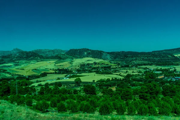 Grün, Berge, Bauernhöfe und Felder am Stadtrand von Ronda — Stockfoto