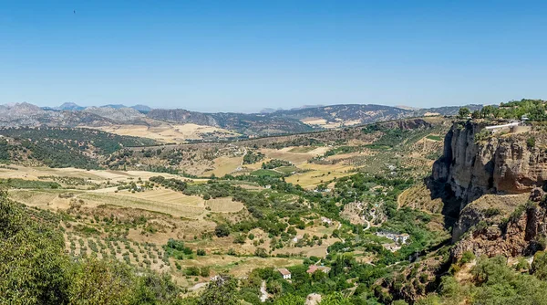 Πράσινο, βουνά, αγροκτήματα και πεδία στα περίχωρα της Ρόντα — Φωτογραφία Αρχείου