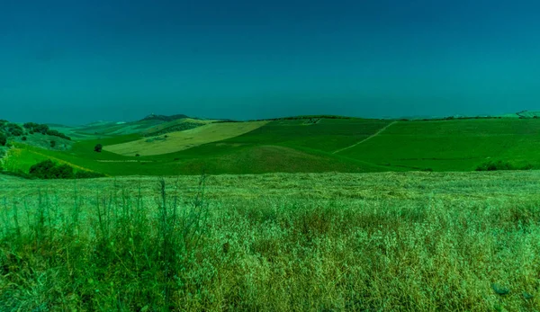 Verde, Montañas, Granjas y Campos en las afueras de Ronda — Foto de Stock