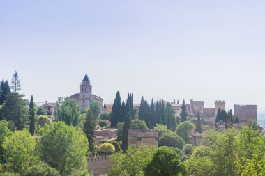 Alhambra üzerinden Generalife gard çan kulesi görünümünü
