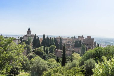 G Alhambra ve bu saraydan çan kulesi görünümünü