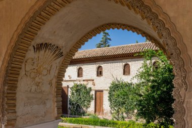 Ünlü çeşme ve g ile Generalife avlu görünümü