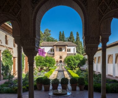 Ünlü çeşme ve g ile Generalife avlu görünümü