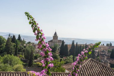 Alhambra üzerinden Generalife gard çan kulesi görünümünü