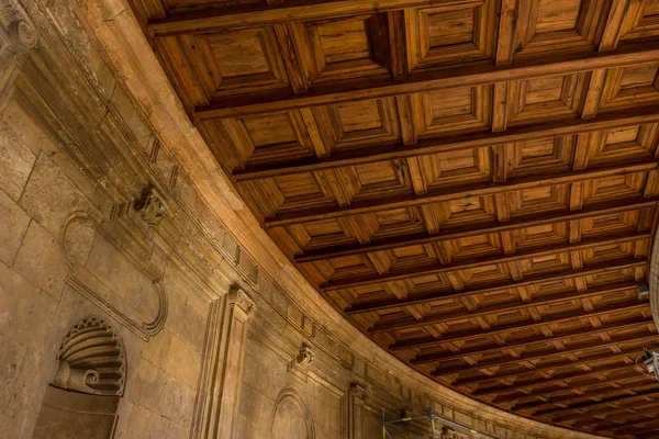 The curver ceiling at the Colosseum, columns and atrium of Alham — Stock Photo, Image