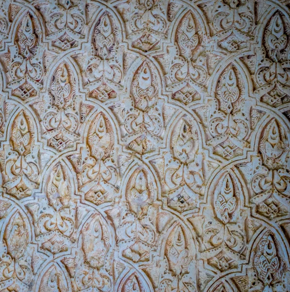 阿拉伯摩尔设计模式与白色石膏墙上 — 图库照片