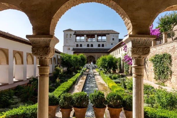 Ünlü çeşme ve g ile Generalife avlu görünümü