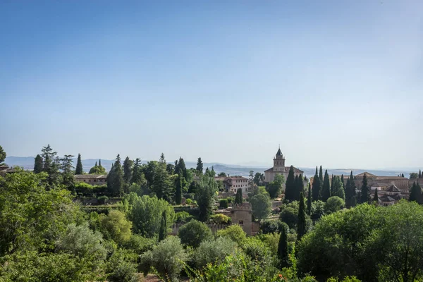 Vista del campanario de la Alhambra y del palacio de tha desde la G — Foto de Stock