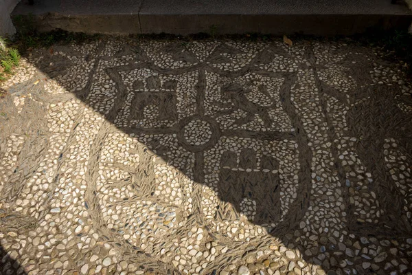 Alhambra sarayında bir taş yürüyüş yolu üzerinde kalkan desenleri i — Stok fotoğraf