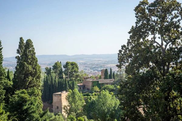 Vista del campanario de la Alhambra desde el gard del Generalife — Foto de Stock
