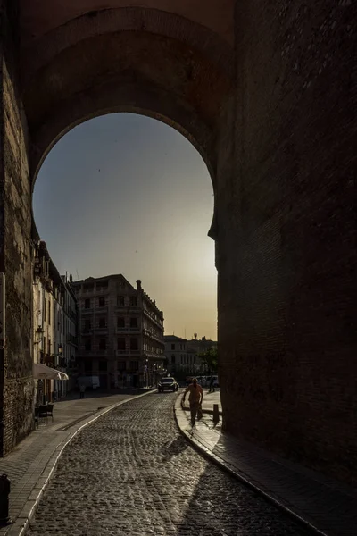 Velho arco de entrada para a cidade de Granada, Espanha, Europa durante g — Fotografia de Stock