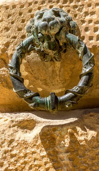 Anillo de bronce con una figura de cabeza de león en la pared exterior de Char —  Fotos de Stock