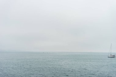 Malaga, İspanya, Avrupa denizde yalnız bir tekne